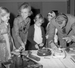 El Príncipe Felipe corta la tarta de su octavo cumpleaños ante la mirada de el Rey, la Reina y las Infantas Elena y Cristina